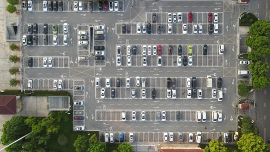 干净规范的停车场航拍视频素材模板下载