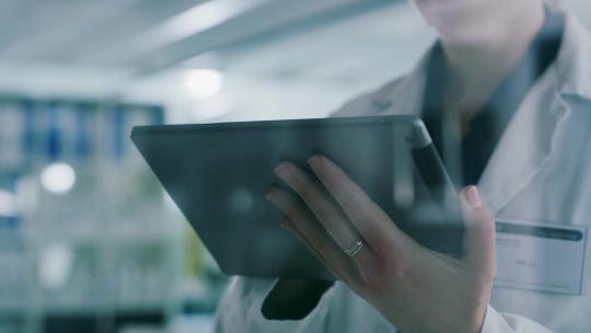 科学家在实验室使用平板电脑视频素材模板下载