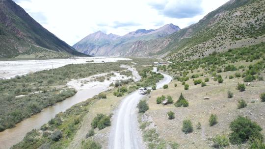 自驾西藏航拍 蓝天白云雪山河流高原美景高清在线视频素材下载