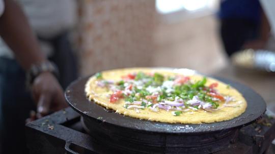 Chilla或Besan cheela的制作是一种简单的煎饼，由鹰嘴豆粉和一些基本的ingredi制成