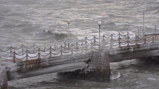 威海金海湾栈桥的冬季海浪