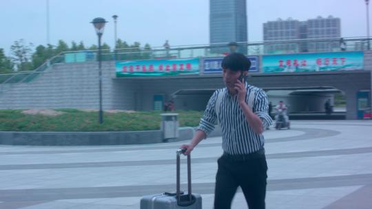 打电话 赶路 匆忙 外出 行李箱 孤独