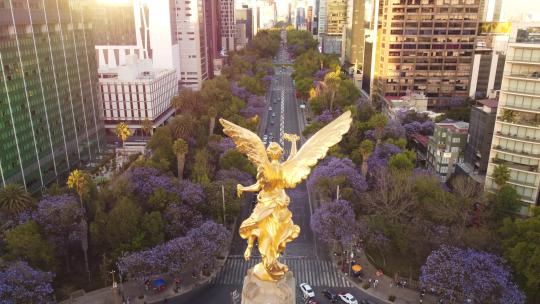 在独立天使纪念碑上空的空中计划拍摄，Paseo de la Reforma，墨西哥，天线