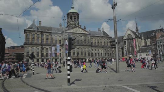 在荷兰白天乘坐有轨电车游览阿姆斯特丹市区