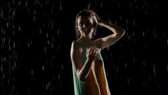 女人在雨中跳舞