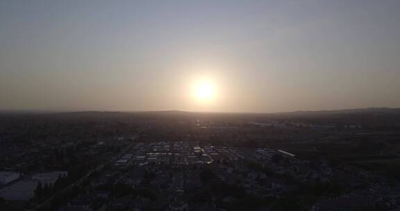 无人机拍摄地平线上日落