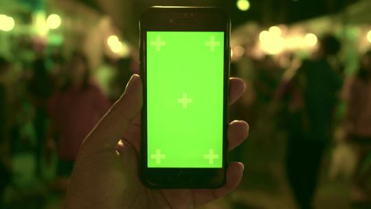 手持绿幕智能手机在街上行走导航视频素材模板下载