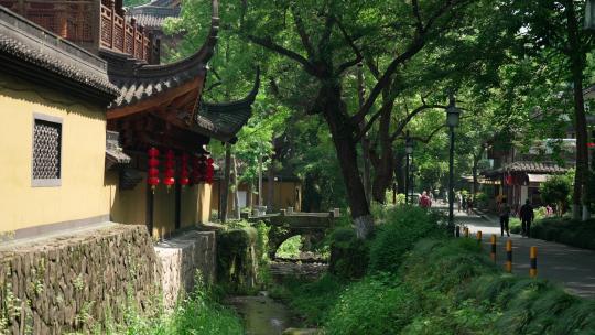 杭州下天竺寺庙围墙外的小溪和游人步道
