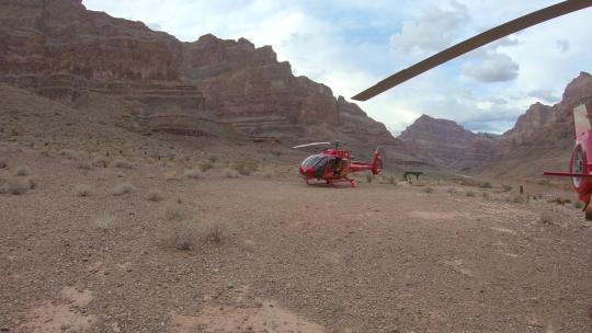 直升飞机在大峡谷底部