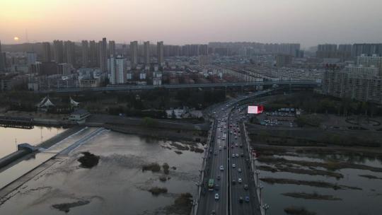 洛阳洛河上空落日城市道路延时摄影