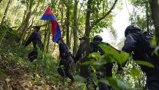 警察在边境线巡逻05