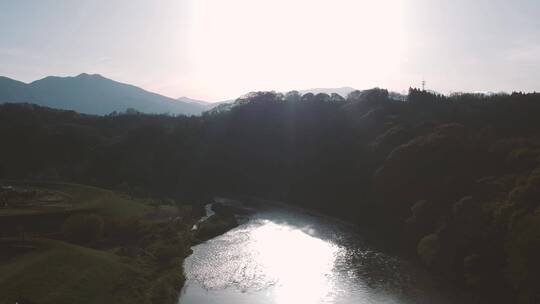 太阳下的河流景色航拍