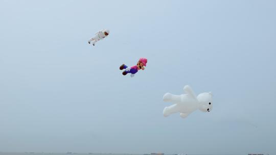 上海长江吴淞口的巨星卡通风筝