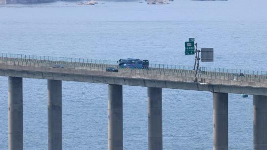 跨海大桥上行驶的交通工具