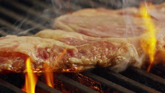 木炭烤架上的牛排烤牛排烤肉烧烤战斧牛排高清在线视频素材下载