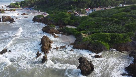坦巴巴海滩无人机飞越美丽著名的巴西裸体海滩。
若昂·佩索阿，巴西/德龙