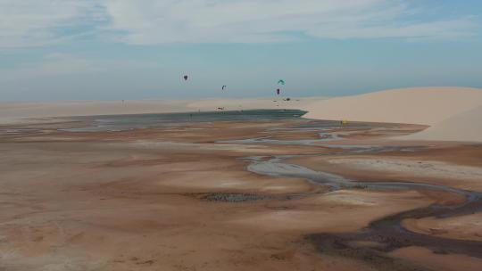 一群人在沙丘放风筝