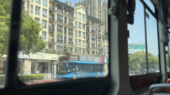 公交车窗边窗外风景视频素材模板下载