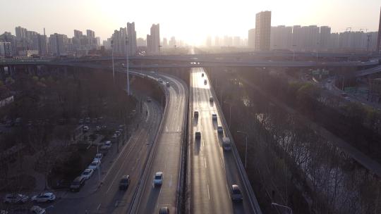 清晨阳光下的城市立交桥