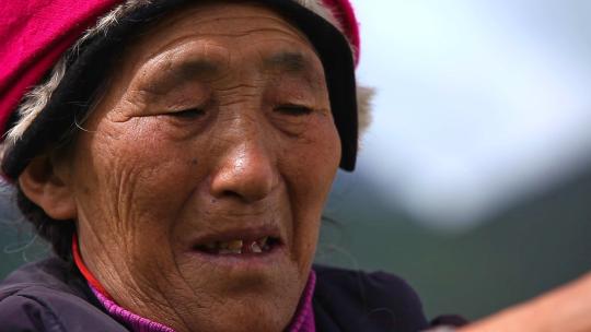 藏族妇女纺线织布劳作手工生活视频素材模板下载