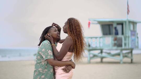 一对同性恋情侣在海滩上拥抱