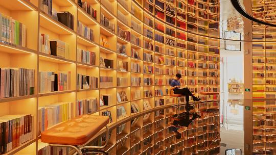 世界读书日在网红书店阅读的年轻人