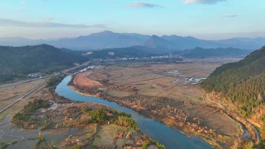 航拍江西景德镇夕阳下的瑶河两岸田园风光