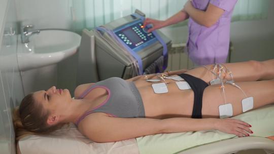一位女子躺着在做医疗美容视频素材模板下载