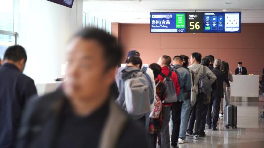 机场登机口排队等待登机人群泉州宜昌登机口