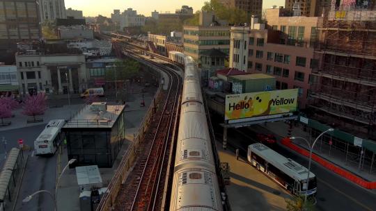 4K城市航拍纽约威廉斯堡地铁列车进站出站