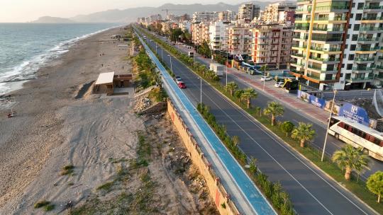 阿拉尼亚市海岸线上的道路交通汽车沿着道路鸟瞰图行驶