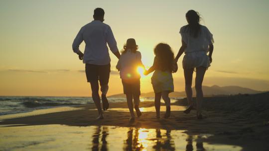 日落时在海滩上奔跑的一家人视频素材模板下载