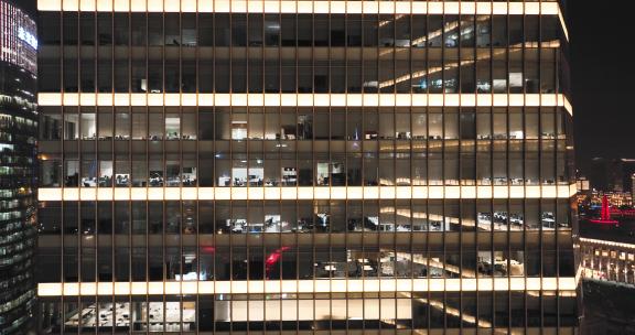 上海陆家嘴写字楼晚上开灯加班的办公室