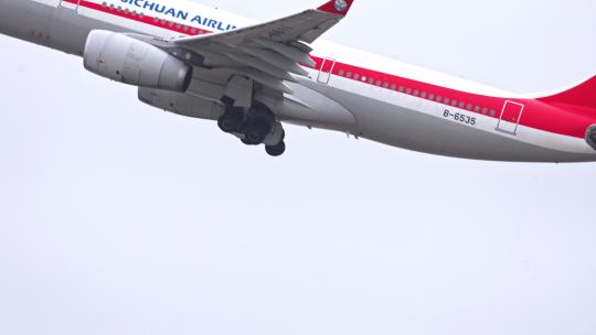四川航空飞机在浦东机场起飞视频素材模板下载