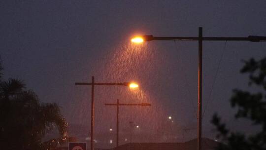 夜晚路灯照射下的大雨