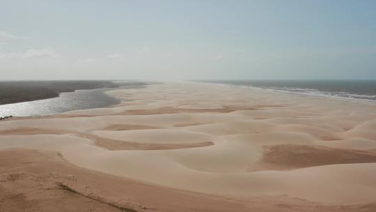 空中：巴西北部帕纳巴河三角洲风筝冲浪。视频素材模板下载