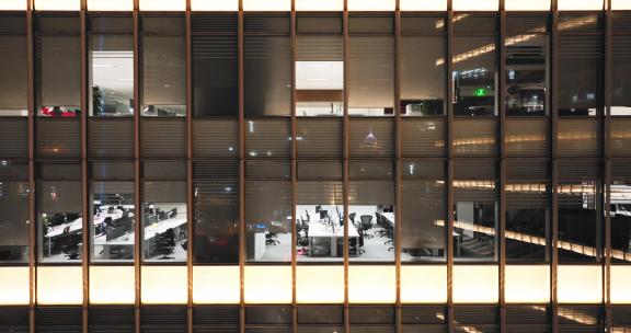 上海陆家嘴写字楼晚上开灯加班的办公室