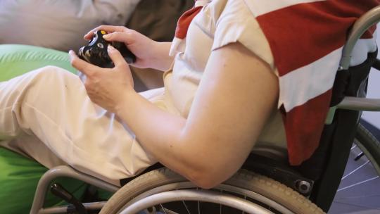 坐在轮椅上玩游戏的孩子视频素材模板下载