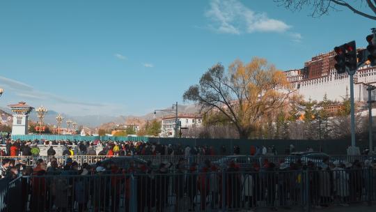 西藏旅游风光拉萨布达拉宫排队游客视频素材模板下载