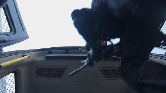 公安特警穿装备集合上车出警（含灰片视频）视频素材模板下载