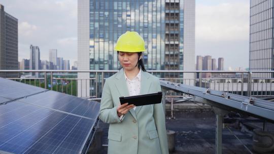 女性工程师拿着平板电脑在屋顶光伏发电站