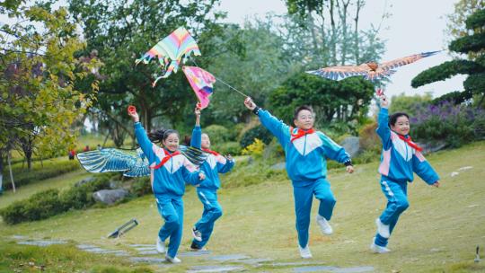小孩公园放风筝 开心玩耍 快乐童年