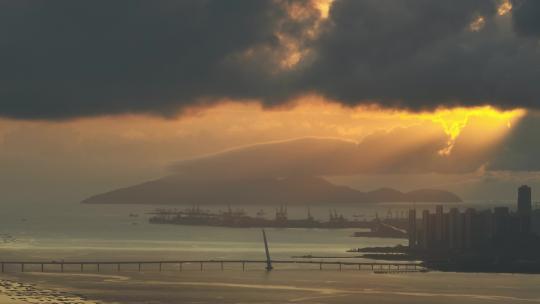 日落耶稣光下的深圳湾跨海大桥