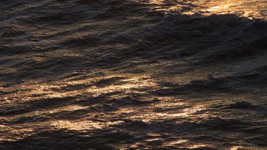 夕阳下涌动的海浪