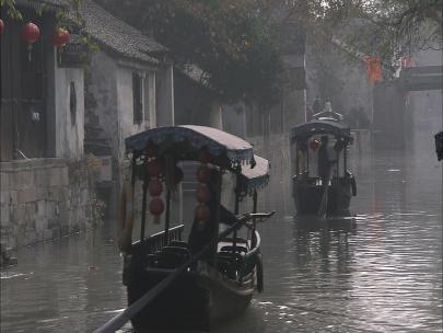 苏州水乡小桥流水小船穿行河道雨中瓦当视频素材模板下载