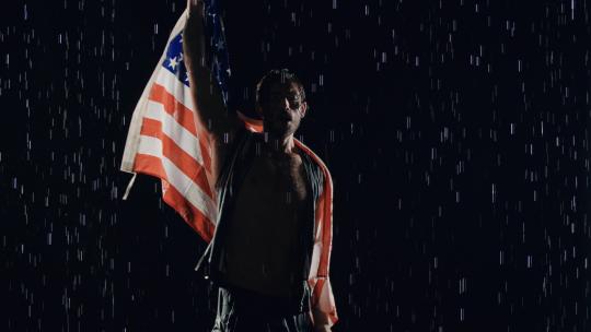 雨中带着国旗的胜利者