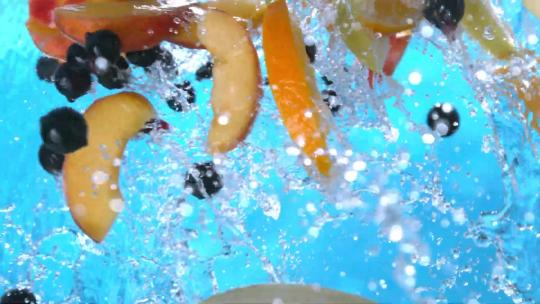 水中的水果蓝莓柠檬橙子掉入水中慢镜头视频素材模板下载