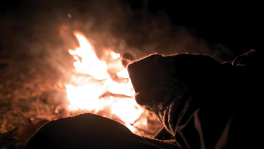 夜晚露营篝火取暖过夜视频素材模板下载