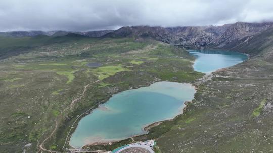 航拍四川甘孜巴塘海子山姊妹湖高原牧场风光