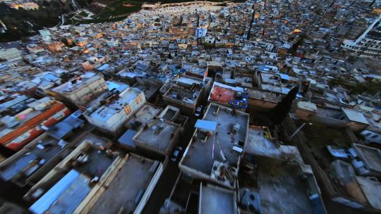 低空拍摄贫民窟。神奇的一小时。
无顶房屋。低收入人群的生活空间…4K。